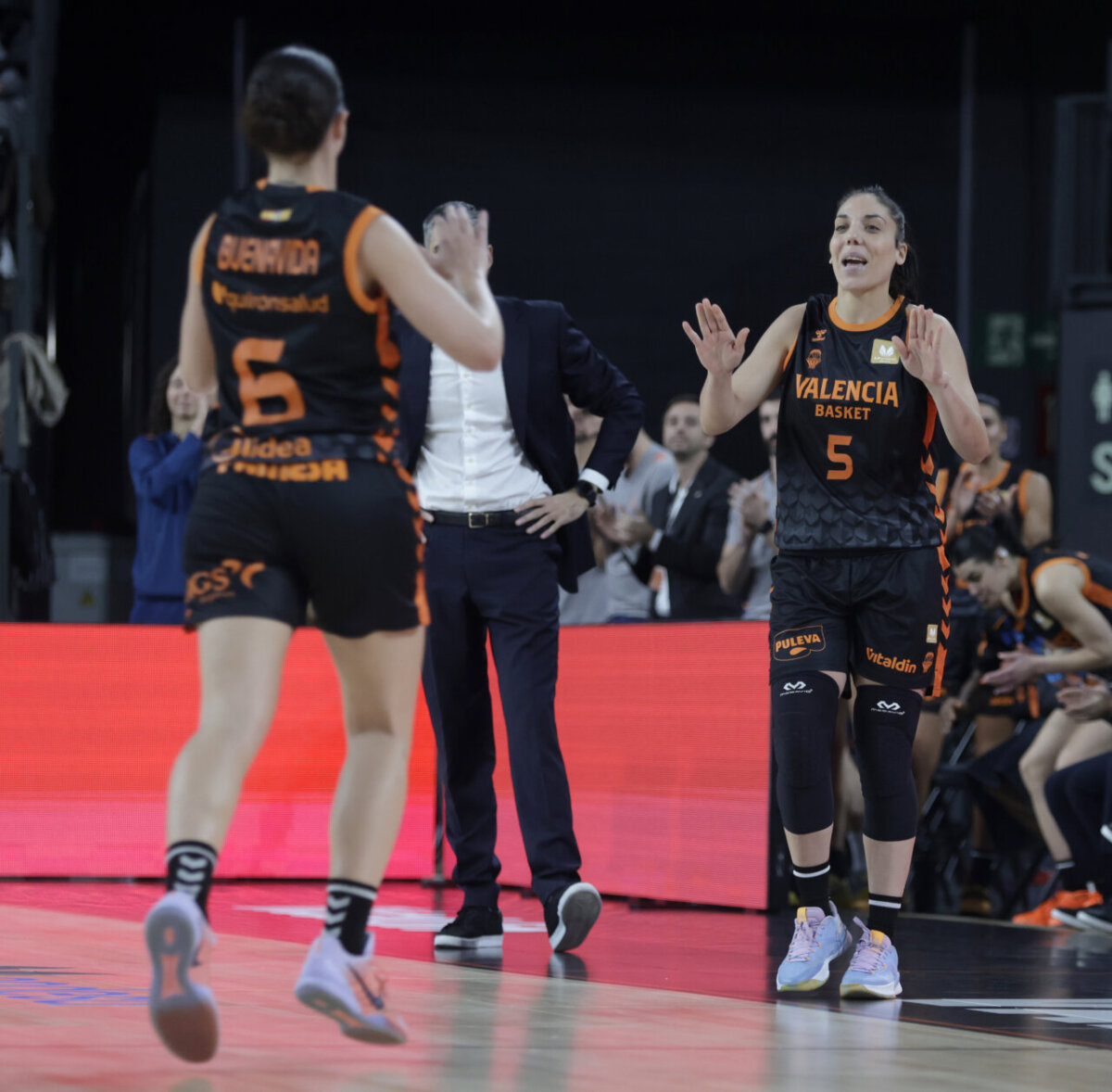 Jugadoras de Valencia Basket celebrando una victoria en el Roig Arena.