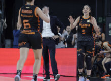 Jugadoras de Valencia Basket celebrando una victoria en el Roig Arena.