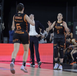 Jugadoras de Valencia Basket celebrando una victoria en el Roig Arena.