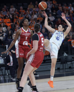 Jugadora de Valencia Basket en acción durante un partido emocionante.