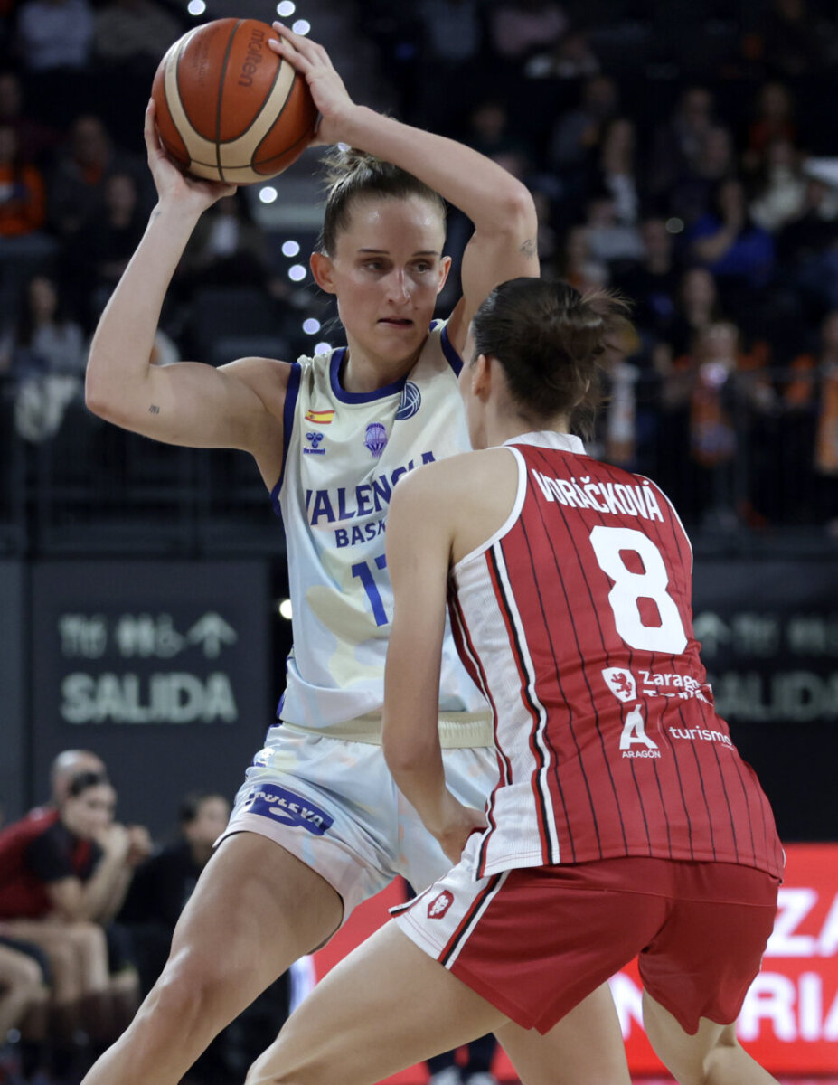 Jugadora de Valencia Basket con balón frente a rival de Casademont Zaragoza