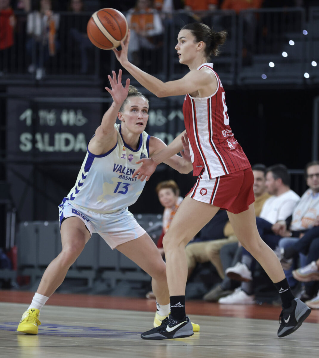 Jugadoras de Valencia Basket y Casademont Zaragoza en un partido de baloncesto.
