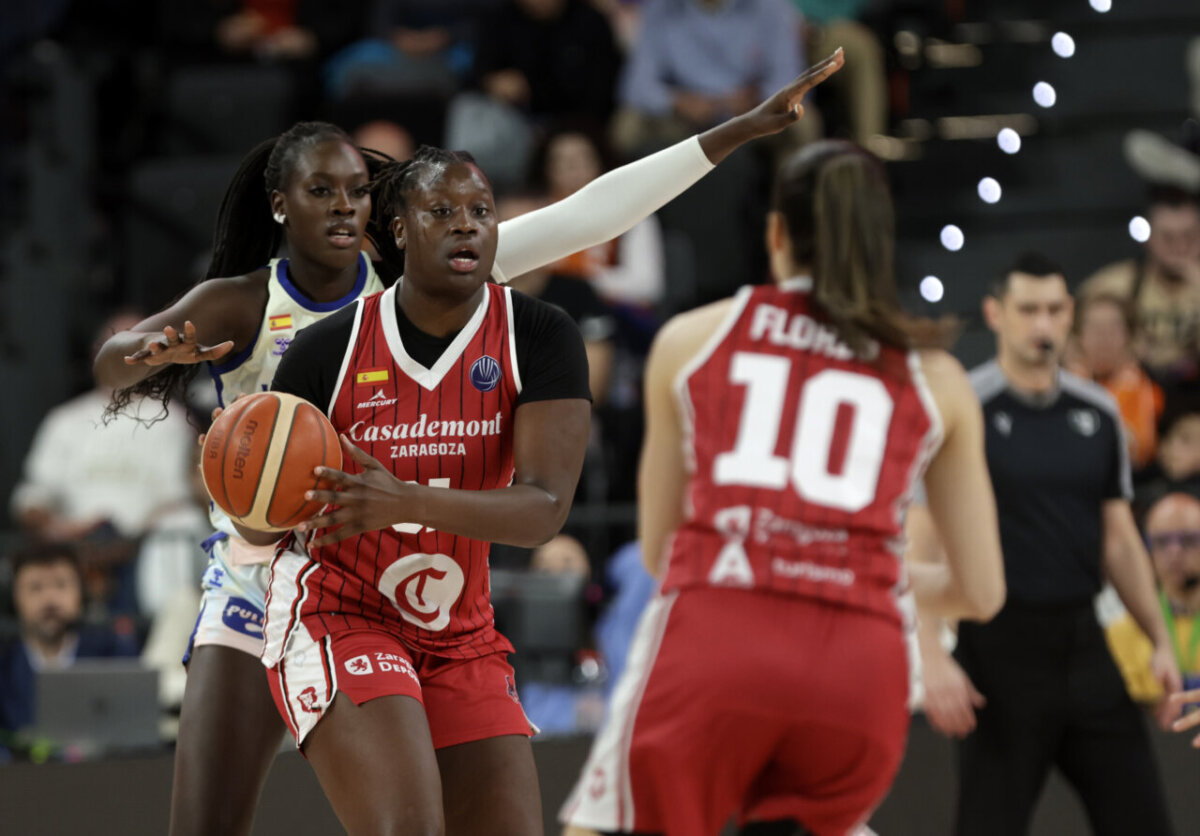 Jugadoras de Casademont Zaragoza en acción durante un partido de baloncesto.