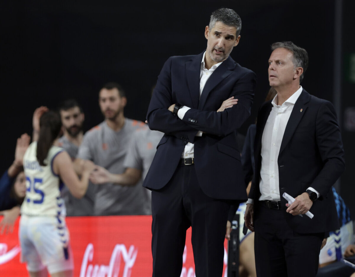Entrenadores conversando durante un partido de baloncesto entre Valencia Basket y Casademont Zaragoza.