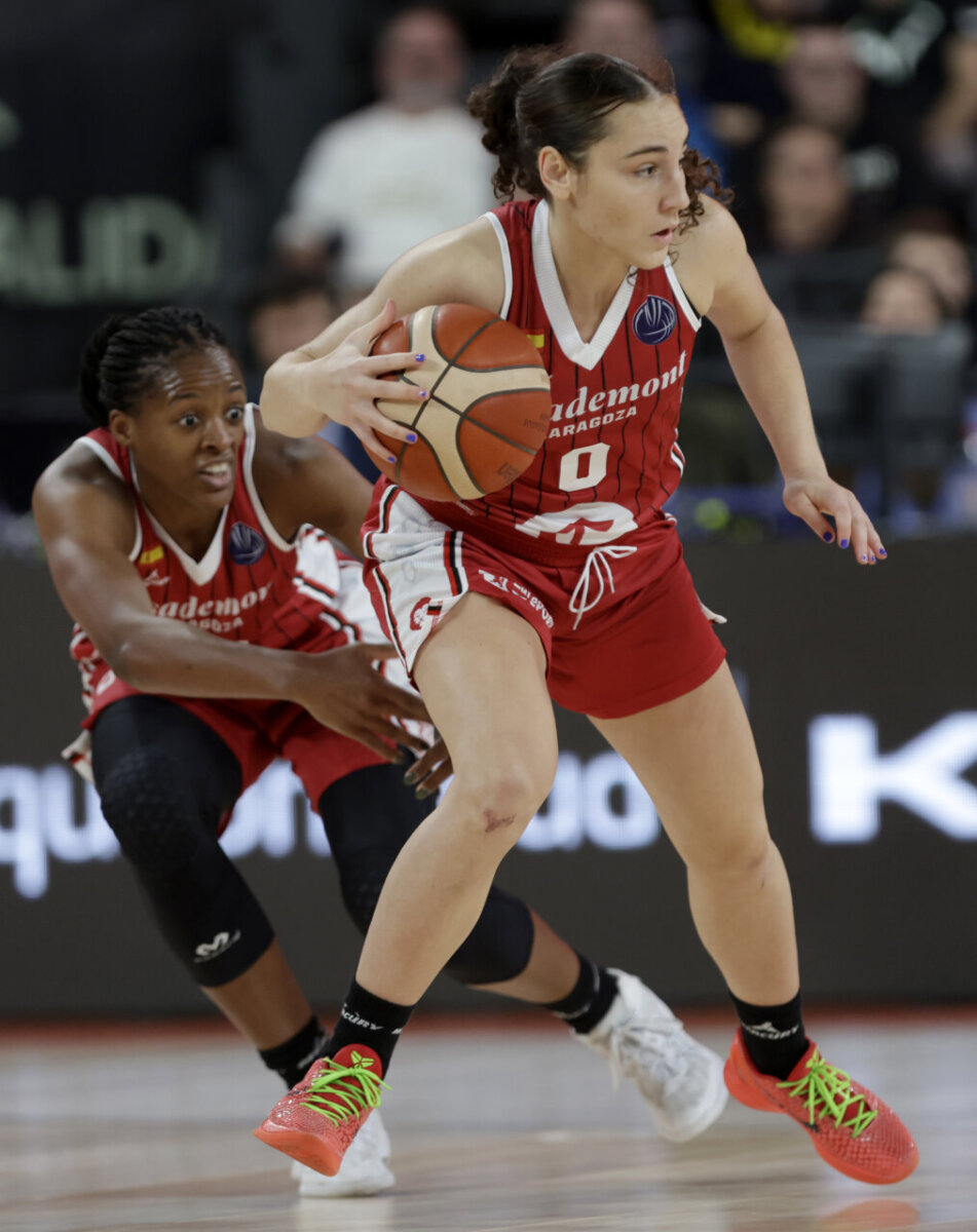Jugadoras de Casademont Zaragoza en un emocionante partido de baloncesto