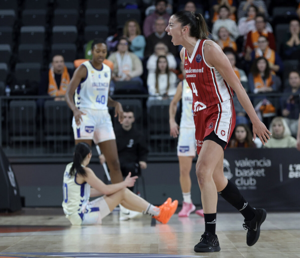 Jugadora de Casademont Zaragoza celebra tras una jugada clave en el partido