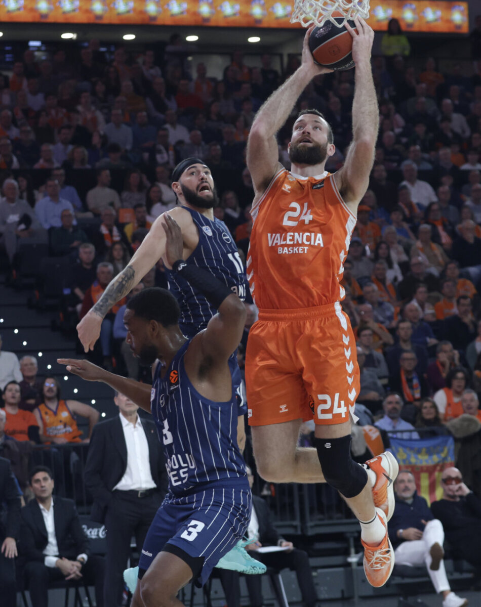 Jugador de Valencia Basket realizando un mate durante el partido.