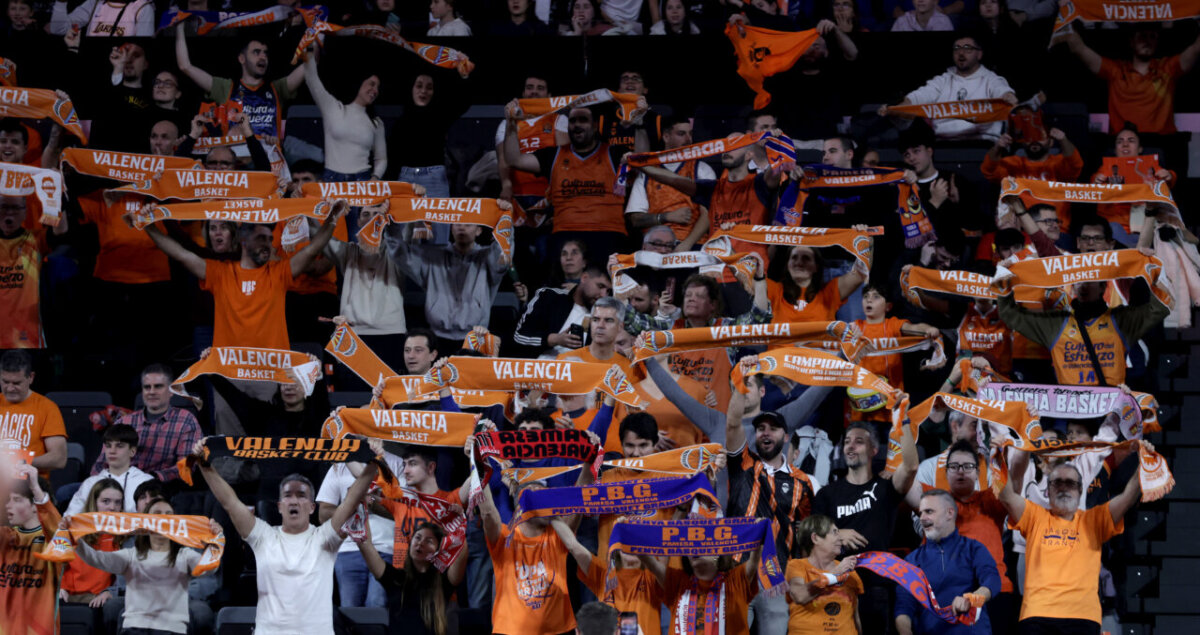 Aficionados de Valencia Basket animando en el Roig Arena con bufandas