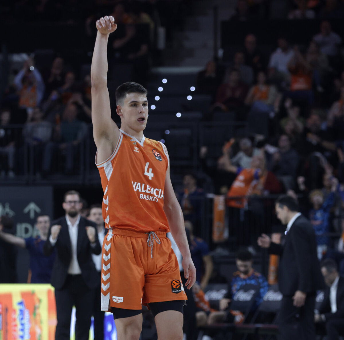 Jugador de Valencia Basket celebra durante un partido en el Roig Arena.