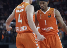 El Roig Arena impulsa al Valencia Basket hacia un ilusionante 10-5 tras superar con autoridad al Anadolu Efes Jugadores de Valencia Basket celebrando en el Roig Arena durante un partido.