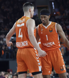 Jugadores de Valencia Basket celebrando en el Roig Arena durante un partido.
