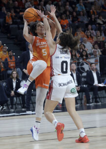 Jugadora de Valencia Basket intenta anotar frente a rival de Casademont Zaragoza