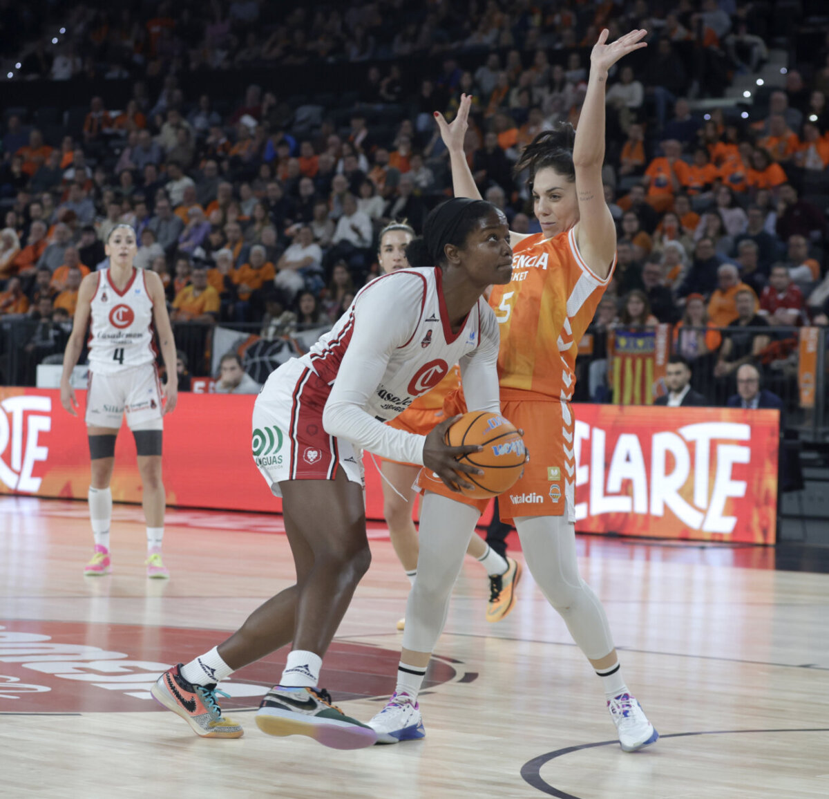 Jugadoras de baloncesto compitiendo en un partido entre Valencia Basket y Casademont Zaragoza.