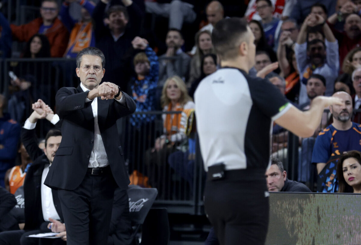 Entrenador de Valencia Basket dirigiendo el partido contra Partizan.