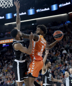 Acción de baloncesto entre Valencia Basket y Partizan en EuroLeague
