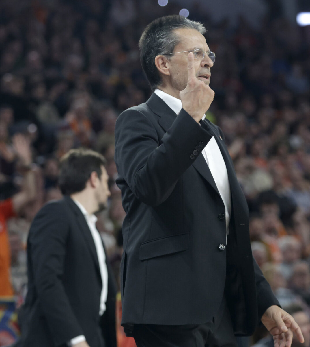 Pedro Martínez dirigiendo al Valencia Basket durante un partido de EuroLeague