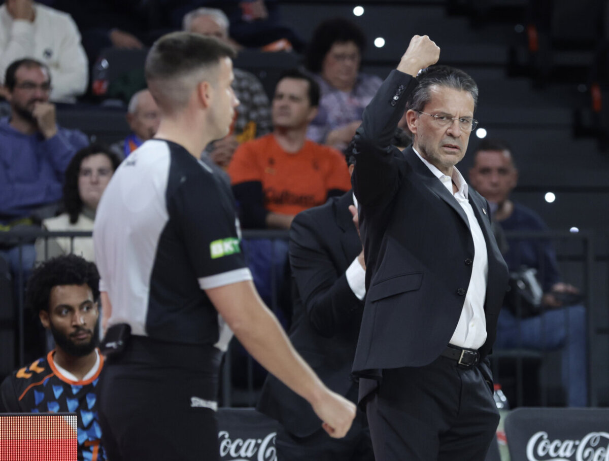 Entrenador de Valencia Basket celebrando durante un partido de EuroLeague