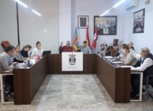 Un carril bici segur i noves infraestructures marquen el pressupost més alt de la historia de Massalfassar Reunión del Ayuntamiento de Massalfassar aprobando presupuesto municipal