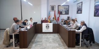 Reunión del Ayuntamiento de Massalfassar aprobando presupuesto municipal