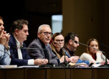 Reunión de la asamblea de presidentes de falla discutiendo sobre el programa de festejos.