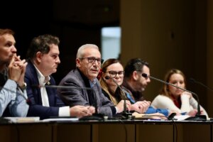Reunión de la asamblea de presidentes de falla discutiendo sobre el programa de festejos.