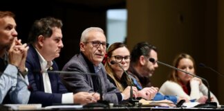 Reunión de la asamblea de presidentes de falla discutiendo sobre el programa de festejos.