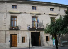 Catarroja decreta 3 días de luto oficial por el asesinato de Natividad a manos de su pareja Fachada del Ayuntamiento de Catarroja con banderas ondeando