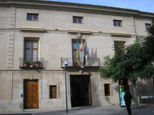 Fachada del Ayuntamiento de Catarroja con banderas ondeando