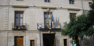 Fachada del Ayuntamiento de Catarroja con banderas ondeando