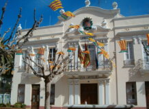 Fachada del Ayuntamiento de Tavernes Blanques con banderas