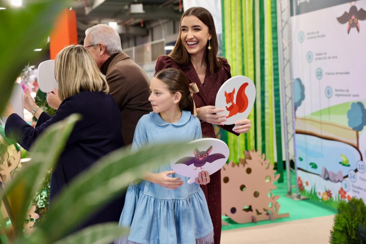 Personas sonrientes sosteniendo carteles de animales en Expojove 2025