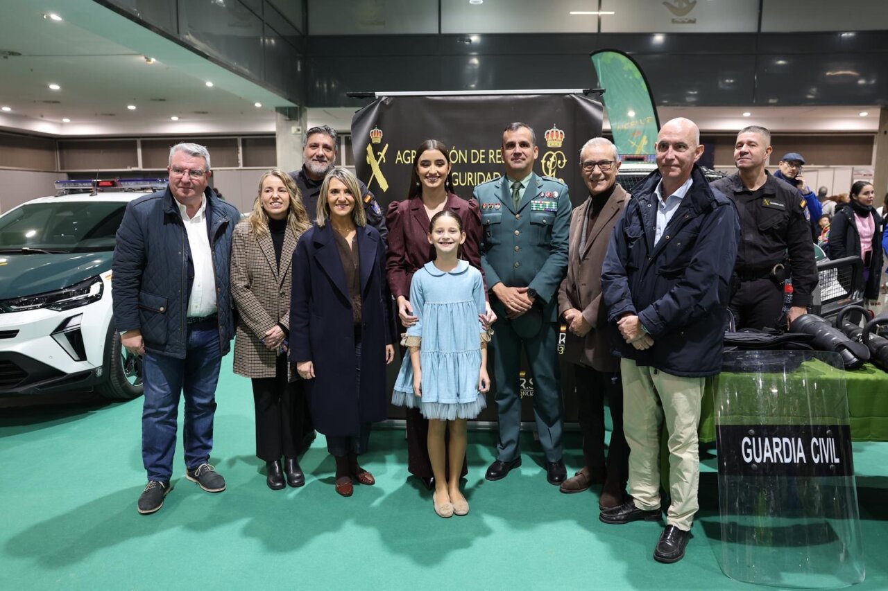 Grupo de personas en la inauguración de Expojove 2025 con vehículos de seguridad