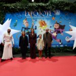 Personas en la inauguración de Expojove 2025 con decoración navideña