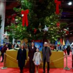 Inauguración de Expojove 2025 con un árbol decorado y asistentes