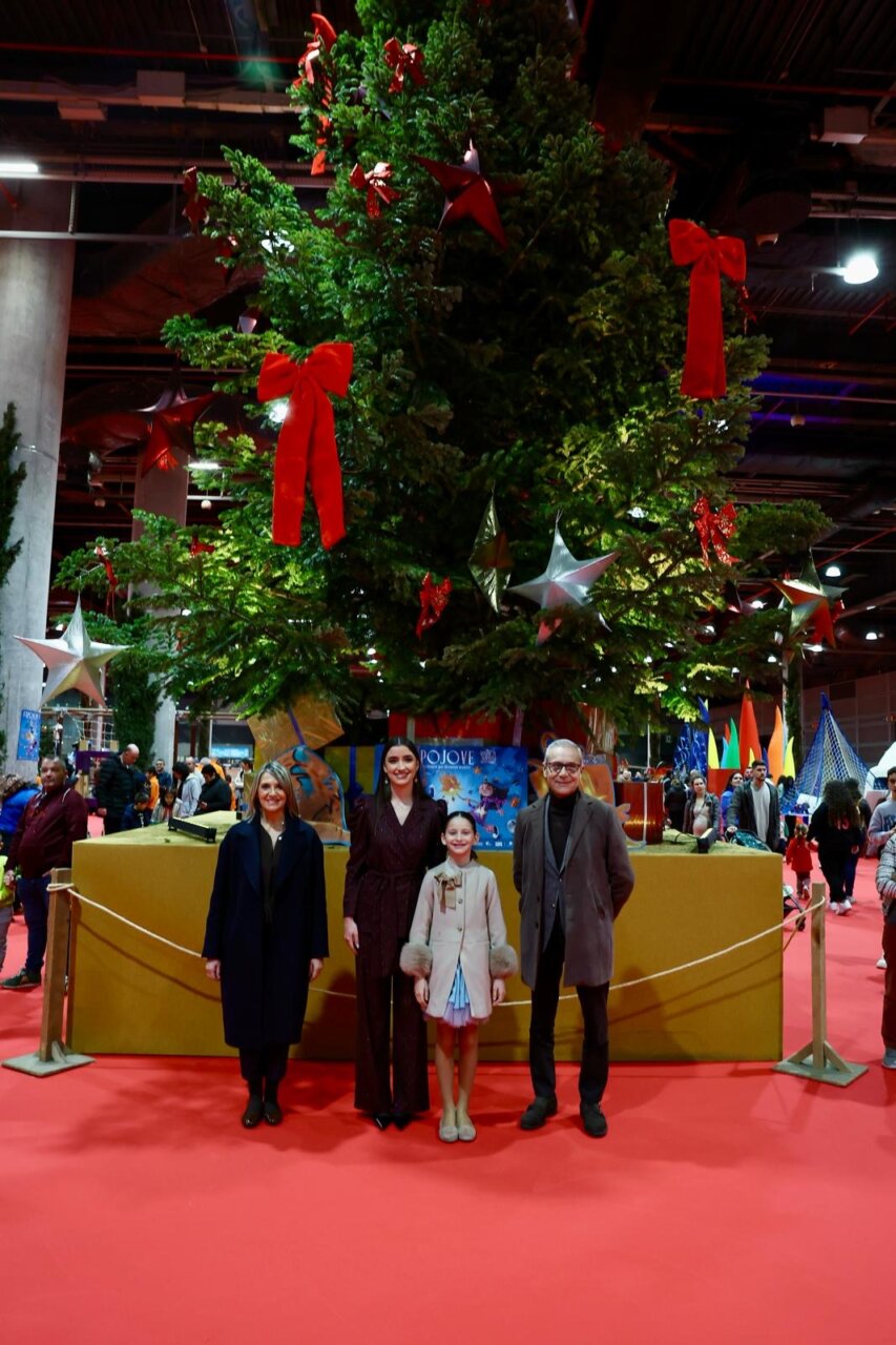 Inauguración de Expojove 2025 con un árbol decorado y asistentes