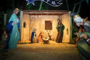 Belén monumental en Torrent con figuras de la Natividad