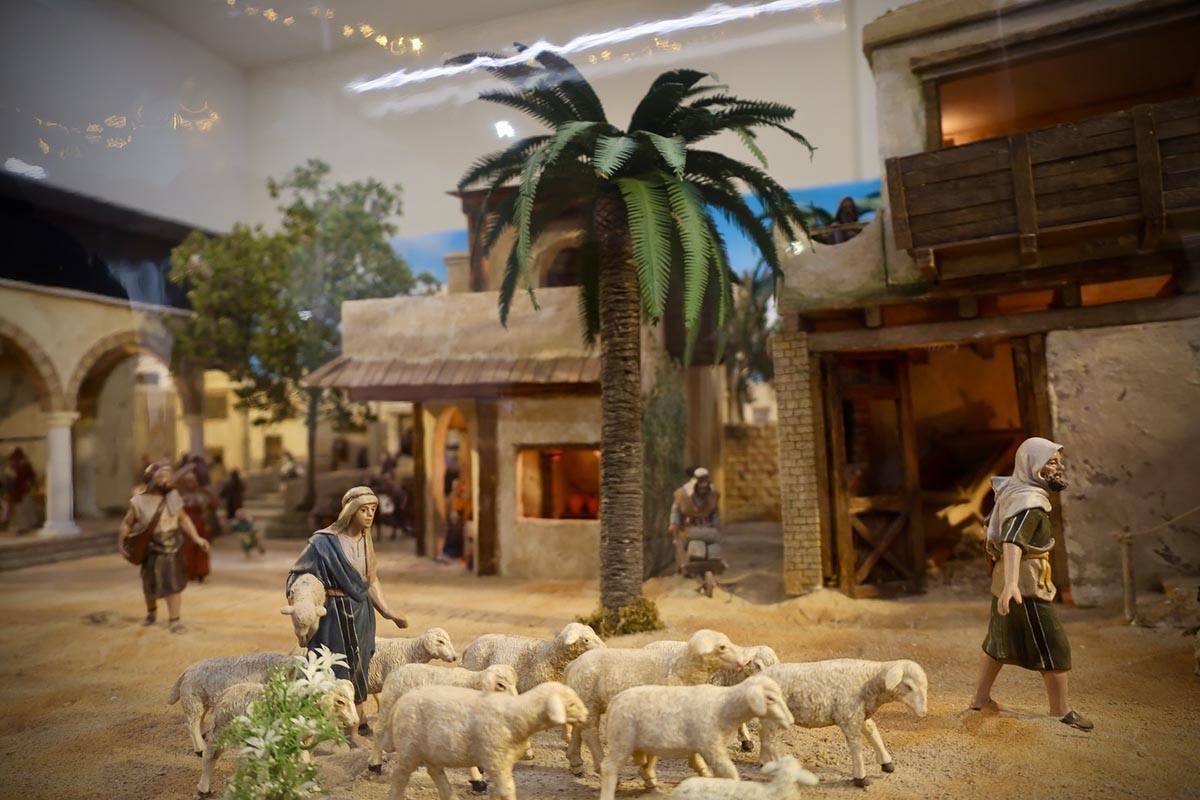 Escena del belén en l’Espai Sant Gregori con figuras y paisaje navideño.