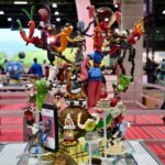 Escultura colorida de personajes en la Expojove 2025