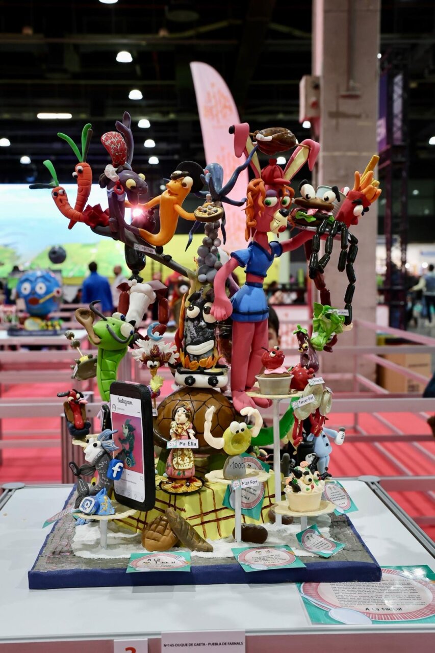 Escultura colorida de personajes en la Expojove 2025