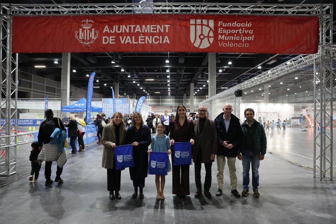 Grupo de personas en la inauguración de Expojove 2025 en Valencia