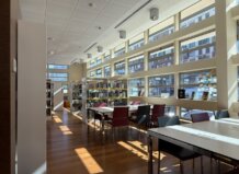 Quart de Poblet amplía los horarios nocturnos de la biblioteca y las salas de estudio en época de exámenes Interior de la biblioteca pública municipal Enric Valor con mesas y estanterías