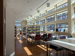 Interior de la biblioteca pública municipal Enric Valor con mesas y estanterías