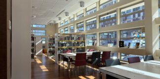 Interior de la biblioteca pública municipal Enric Valor con mesas y estanterías