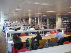 Estudiantes en la biblioteca de Torrent durante el horario nocturno de estudio
