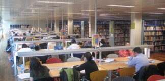 Estudiantes en la biblioteca de Torrent durante el horario nocturno de estudio