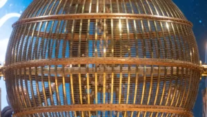 Bombo de la lotería de Navidad con estructura metálica