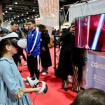 Niña usando un visor de realidad virtual en Expojove 2025