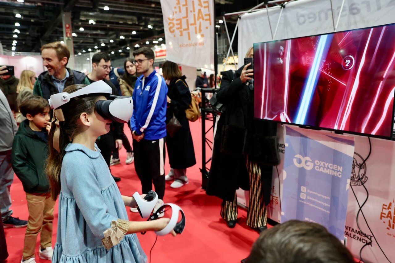 Niña usando un visor de realidad virtual en Expojove 2025