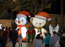 El nadal s’encén amb música, cavalcades i llums a La Pobla de Farnals Cavalcada iluminada con figuras de un pingüino y un oso en La Pobla de Farnals