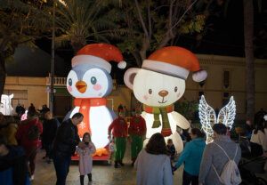 Cavalcada iluminada con figuras de un pingüino y un oso en La Pobla de Farnals